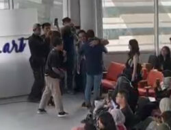 Anies-Ahok Saling Berpelukan di Acara Peluncuran Buku