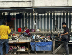 Menyambangi Surga Barang Antik Jakarta di Pasar Loak Kebayoran Lama