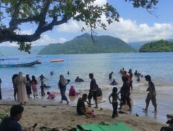 Pesona Pasir Putih dan Jernihnya Air Laut di Pantai Karanggongso Trenggalek
