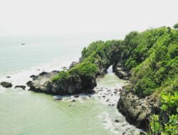Panorama Indah Bukit Karang dan Deburan Ombak di Tanjung Karang Pengantin Kebumen