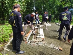 Sekelompok Warga Bongkar 5 Makam Wali Palsu di Desa Guyung, Ngawi