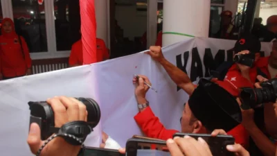 FX Hadi Rudyatmo Pimpin Ribuan Kader PDIP Cap Jempol Darah Dukung Megawati Ketum Lagi