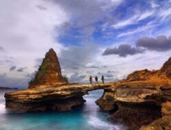 Keindahan Cadas Pantai Tanjung Bloam, Hidden Gem di Lombok Timur NTB