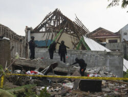 Rumah Polisi di Mojokerto Meledak, 2 Orang 4 Rumah Hancur Aroma Belerang Menyengat
