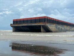 Asal-usul Tongkang Misterius Tanpa Awak Yang Terdampar di Indramayu Terungkap