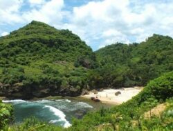 Masih Sepi! Pantai Ngetun, Teluk Kecil Nan Indah Antara Dua Tebing di Selatan Yogyakarta