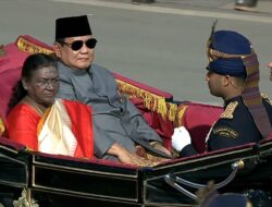Momen Prabowo Naik Kereta Kuda dengan Presiden India di Parade Hari Republik