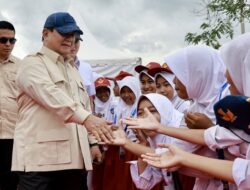 Prabowo Minta Maaf ke Para Siswa Yang Belum Terima MBG: Insya Allah Akhir 2025 Semua Dapat!