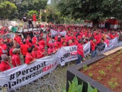 Kader PDIP Demo Depan KPK Saat Hasto Jalani Pemeriksaan Sebagai Tersangka