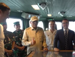 Menhan Sjafrie Kunjungi Kapal Induk Prancis Berlabuh di Lombok