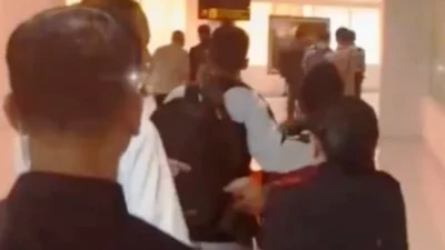 Momen Jokowi di Bandara Adi Soemarmo, Warganet Soroti Gestur Romantis yang Ditolak Keras Iriana