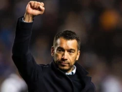 Meski Sibuk Latih Feyenoord, Simon Tahamata Sebut Giovanni Van Bronckhorst Berminat