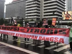 Didominasi Emak-emak, Aliansi Rakyat Menggugat Desak KKN Keluarga Jokowi Diusut Tuntas