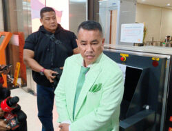 Razman Nasution Sindir Hotman Paris Berobat ke Singapura: Mendekatlah ke Tuhan!