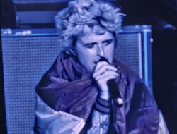Vokalis Green Day, Billy Joe Cium Bendera Merah Putih Saat Konser di Jakarta