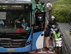 Catat! 15 Golongan Warga Jakarta Ini Bakal Gratis Naik Transjakarta, MRT dan LRT