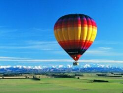 Ngabuburit Seru di Selandia Baru: Naik Balon Udara di Queenstown Hingga Menyusuri Milford Sound