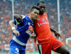 Bek Legendaris Persib Bandung Asal Kamerun Ini Jadi Mualaf Karena Jatuh Cinta Pada Shalat