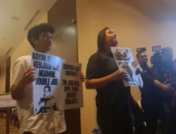 Koalisi Masyarakat Sipil Geruduk Hotel Fairmont, Desak Komisi I DPR Setop Bahas RUU TNI