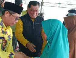 Nurdin Halid Tinjau Arus Mudik Di Pelabuhan Bajoe Sambil Bagi-bagi Sembako