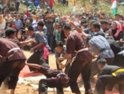 Bukan Sekedar Saling Lempar Ketupat Saat Ramadhan, Ini Filosofi di Balik Perang Ketupat di Bangka Barat