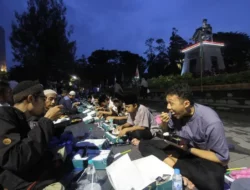 Sajikan Hidangan Sepanjang 2,8 Km, Buka Puasa Akbar Surakarta Masuk Rekor MURI