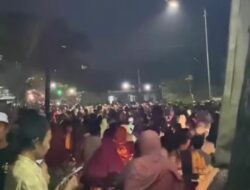 Viral! Demi Uang Rp. 20 Ribu, Ribuan Warga di Malang Berbondong-bondong Shalat Tarawih