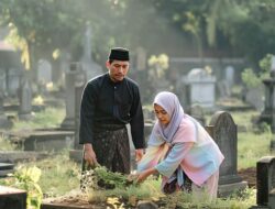 Apa Hukumnya Mencabut Rumput di Kuburan?