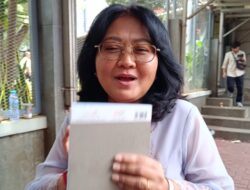 Hasto Kristiyanto Dapat Kiriman Ketupat Plus Krecek Dari Istrinya, Maria Stefani