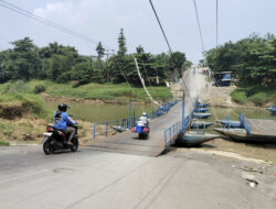 Beda Dengan BBWS, Pemkab Karawang Tak Larang Jembatan Haji Endang: Itu Semangat Gotong Royong!