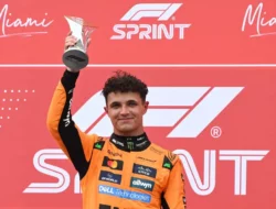 Lando Norris Asapi Oscar Piastri dan Lewis Hamilton di Sprint Race F1 GP Miami 2025