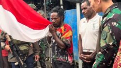 Satu Anggota OPM Cium Merah Putih dan Bersumpah Setia pada NKRI