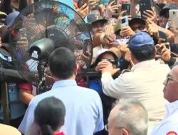 Ribuan Buruh Berebut Jabat Tangan Prabowo di Perayaan May Day 2025