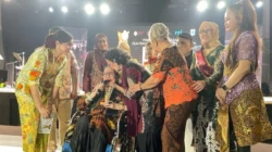 Connie Sutedja Menangis Haru Raih Lifetime Achievement Dari AKMFI 2025