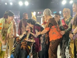 Connie Sutedja Menangis Haru Raih Lifetime Achievement Dari AKMFI 2025