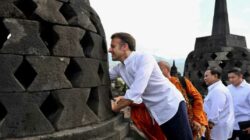 Fadli Zon Ungkap Keberhasilan Macron Gapai Patung Buddha di Stupa Borobudur