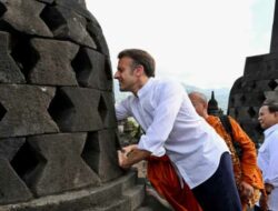 Fadli Zon Ungkap Keberhasilan Macron Gapai Patung Buddha di Stupa Borobudur