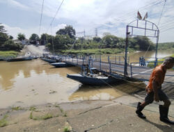 Para Pemotor Tolak BBWS Citarum Bongkar Jembatan Perahu Haji Endang: Mutarnya Jauh!