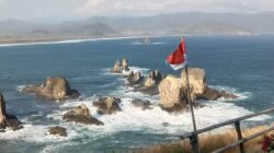 Pesona Debur Ombak dan Laut Biru di Pantai Payangan, Jember