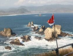 Pesona Debur Ombak dan Laut Biru di Pantai Payangan, Jember