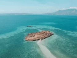 Menakjubkan! Pesona Laut Terbelah di Pantai Lariti, Bima NTB