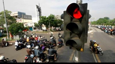 Suka Terobos Lampu Merah? Kamu Bakal Kena Pasal dan Dijerat Sanksi Ini