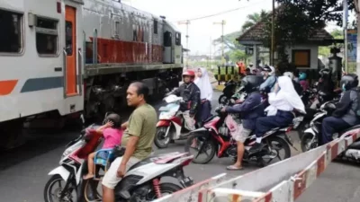 Catat! Menerobos Palang Pintu Kereta Api Ada Pasalnya, Bisa Dipenjara Hingga 3 Bulan