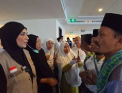 Sari Yuliati Berbagi Santunan Kepada Jamaah Haji Lansia Asal NTB di Mekkah