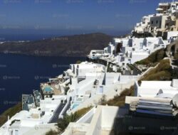 Tiba-tiba Sepi Wisatawan, Santorini Yunani Tebar Diskon Hotel
