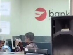 Pegawai Yang Asyik Main Game Saat Antrean Panjang di Samsat Cikande Dapat Peringatan Bank Banten