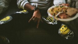 Bolehkah Makan Sambil Rebahan? Ini Adabnya Dalam Islam