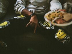 Bolehkah Makan Sambil Rebahan? Ini Adabnya Dalam Islam