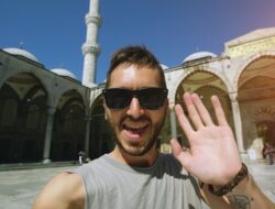 Bolehkah Selfie di Tempat Ibadah? Ini Adabnya Menurut Para Ulama