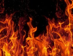 Warga Lombok Timur NTB Bakar Alat Berat Buntut Tambang Galian C Buang Limbah ke Sungai